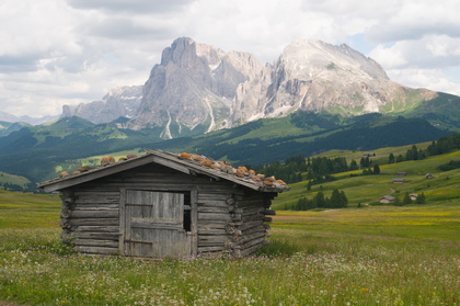 Almhütte vor Plattkofel und Langkofel - Foto, Druck, Poster, Leinwand
