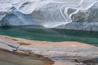Steine in der Verzasca - Foto, Druck, Poster, Leinwand